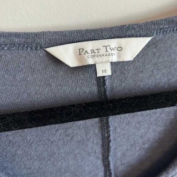 V-neck tee, medium. - Picture 2 of 2